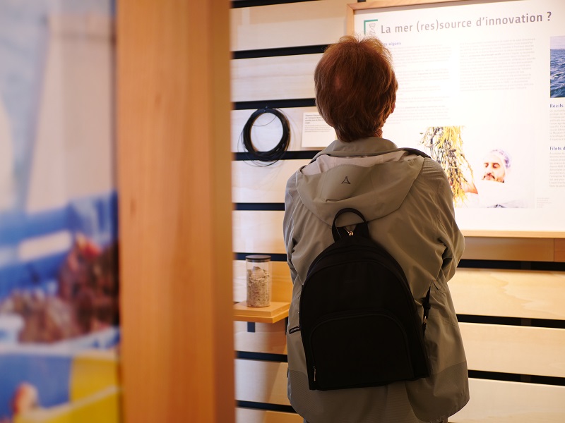 Un visiteur regarde un panneau sur l'innovation liée aux produits de la mer.