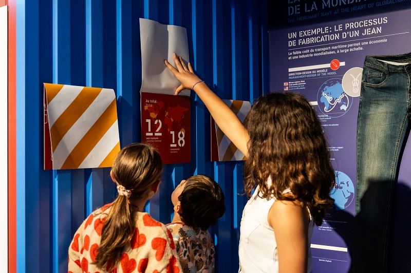 Des visiteurs regardent les dispositifs de l'exposition L'Appel du large.