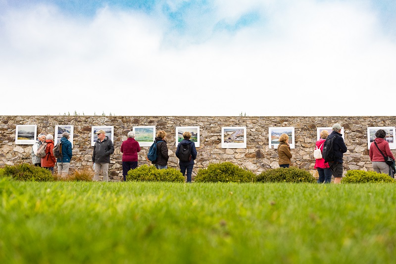 Des visiteurs regardent les expositions du jardin de Milmarin.