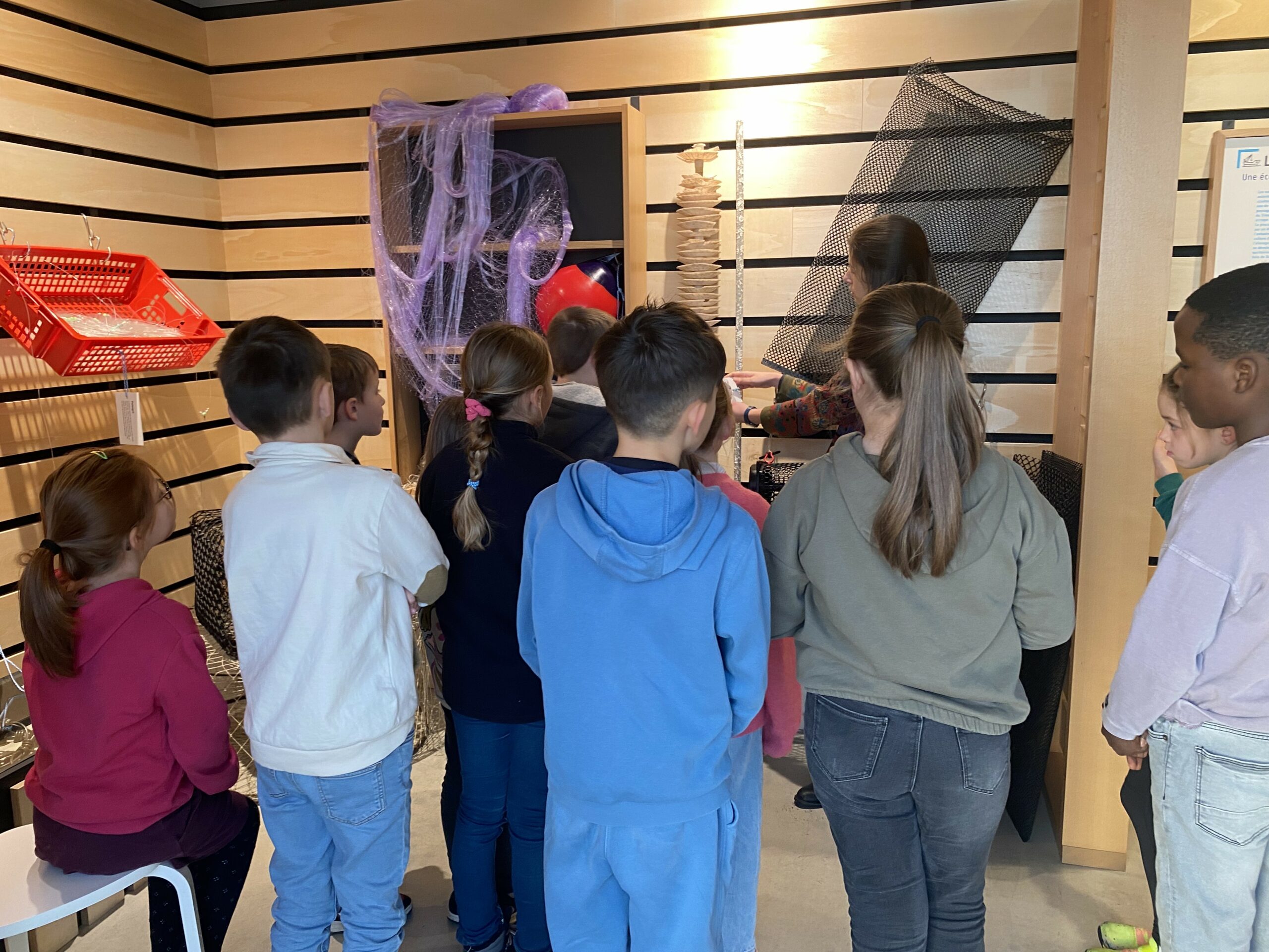 Découverte des objets de pêche dans l'exposition à Milmarin.