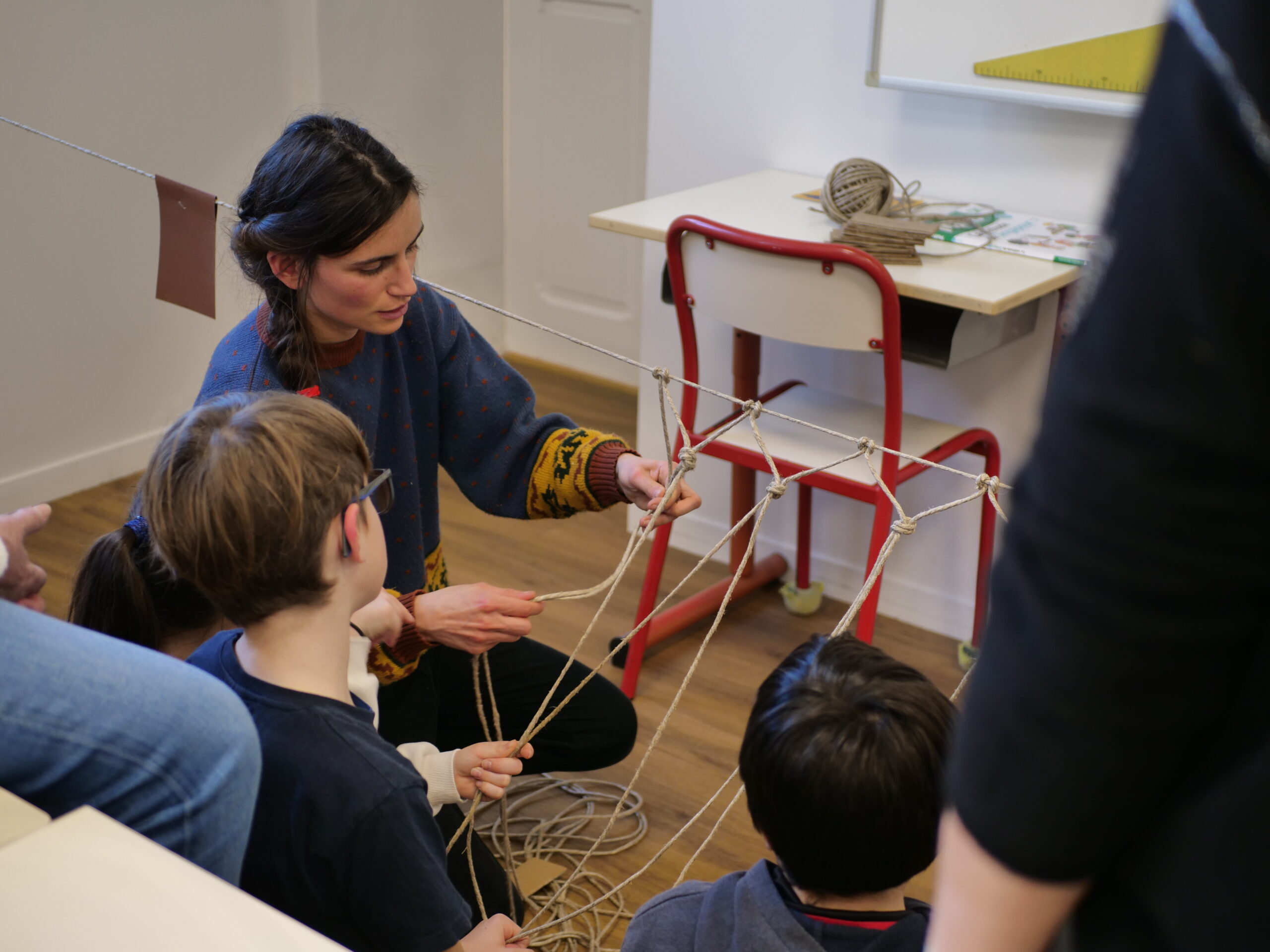 Les artistes de l'Atelier Bouillons anime l'atelier en classe.