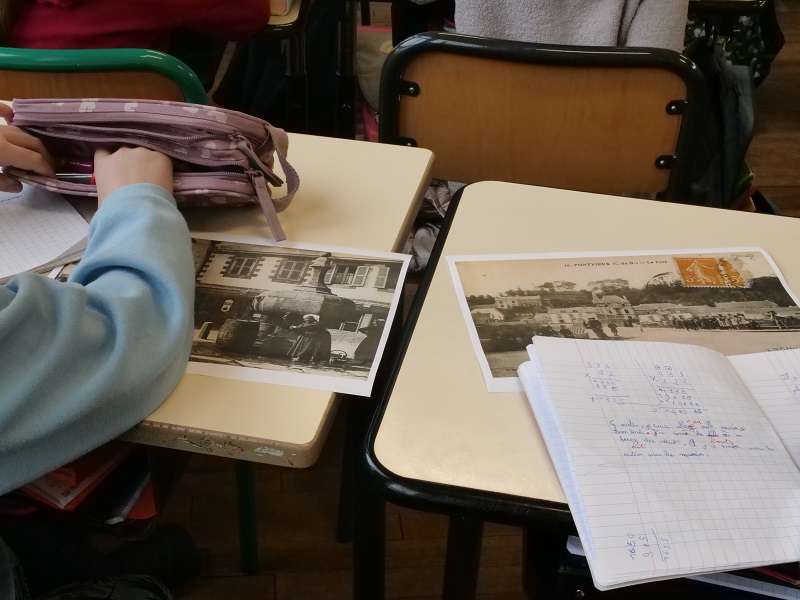 Travail en classe sur des cartes postales